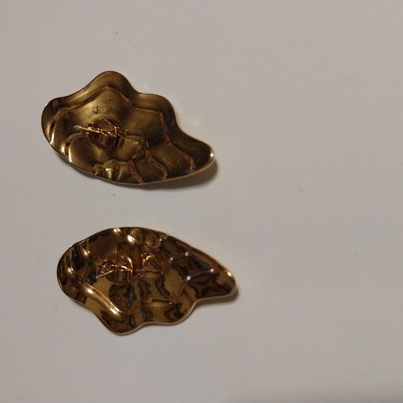Vintage Avon 1970, Rare Find, gold tone butterfly wings pierced earrings. - Picture 3 of 6